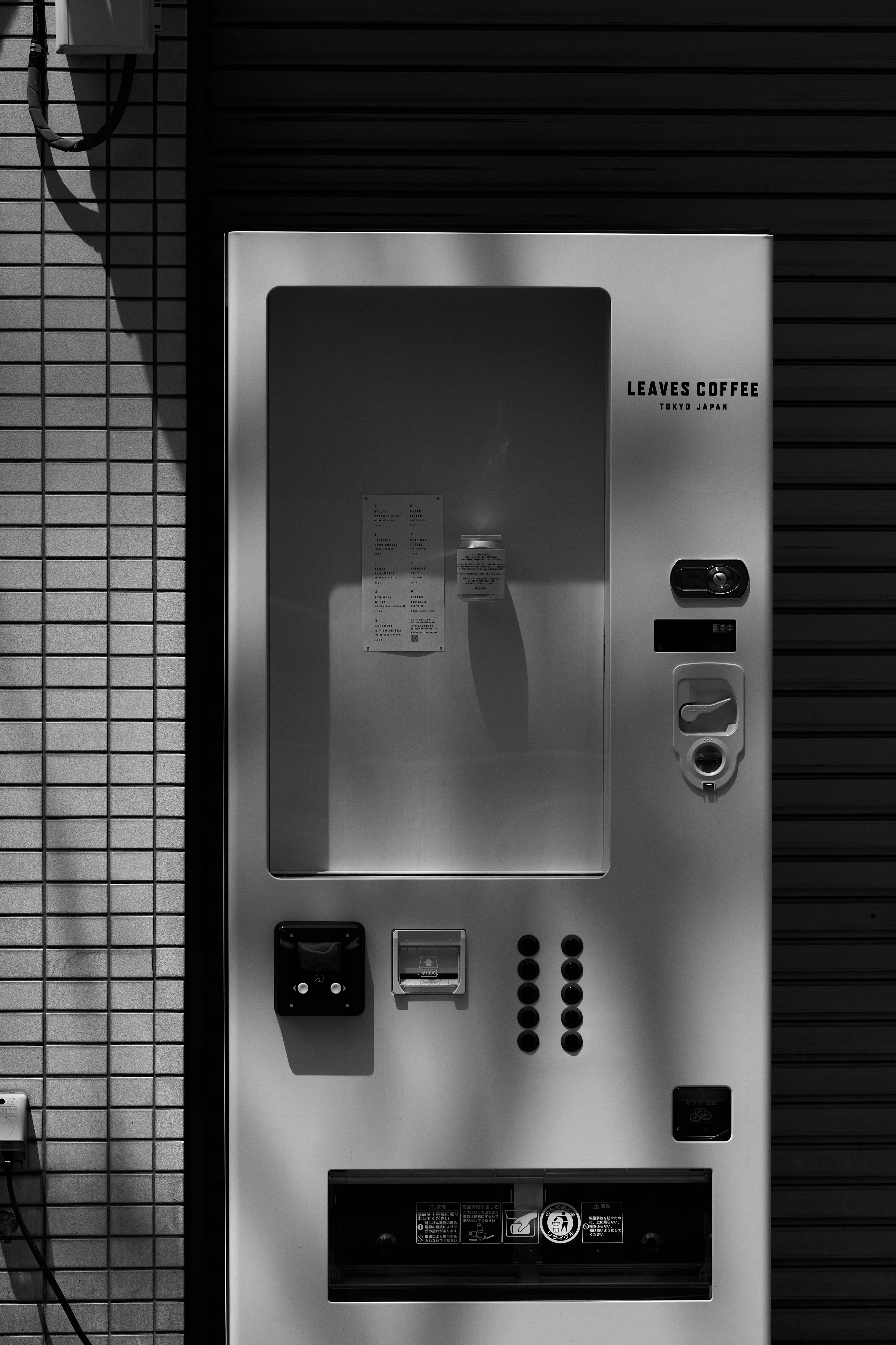 LEAVES COFFEE VENDING 01 — BW